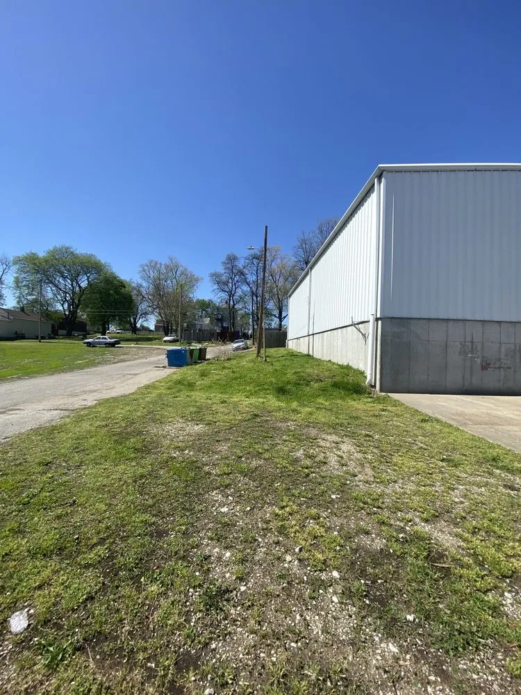 Trusted yard cleanup service in Saint Louis, MO by Andre’s landscaping