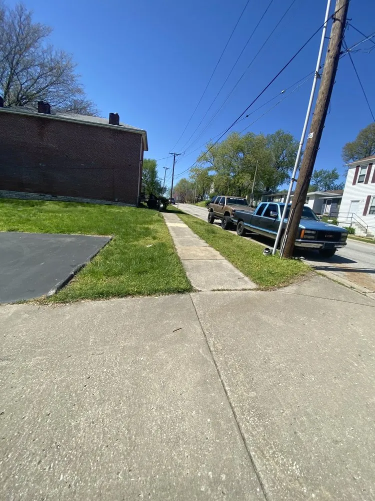 Custom yard cleanup service for residential properties across Saint Louis, MO - Andre’s landscaping