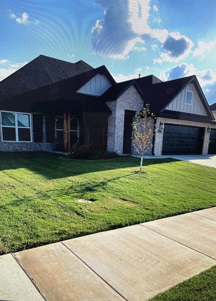 Expert lawn care service experts serving Rogers, AR - Angel's Lawn Service