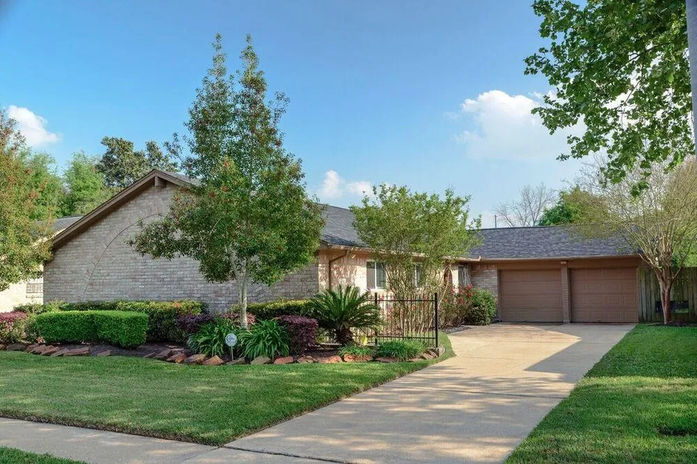 Custom garden landscaping experts serving Tucson, AZ - Angels Perfect Cut Landscape