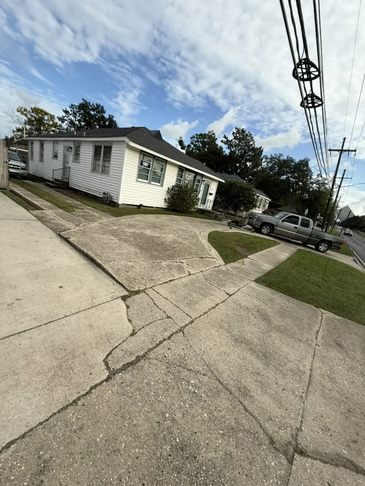 Expert yard maintenance in Metairie, LA by Anonymous Landscape