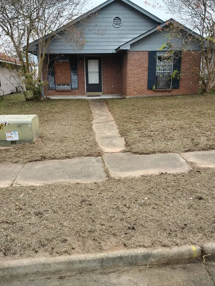 Custom yard maintenance in Montgomery, AL by Anquanise Lawn Service