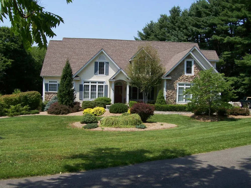 Custom lawn mowing service for homes in White Plains, NY by Antonino D'amore Landscaping Gardening