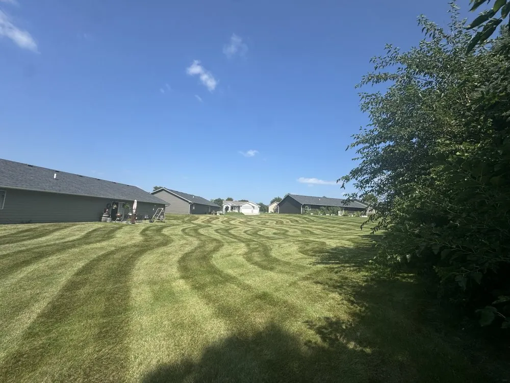 Reliable yard maintenance in Urbandale, IA - Antonios mobile detailing