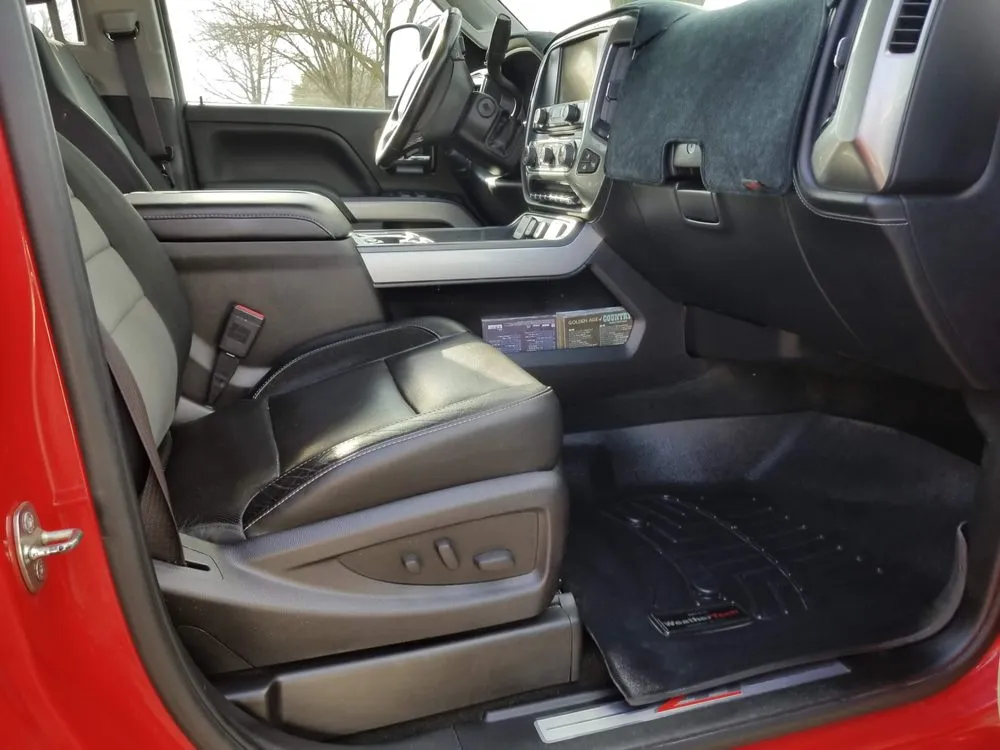 Top-rated yard cleanup service in Urbandale, IA by Antonios mobile detailing