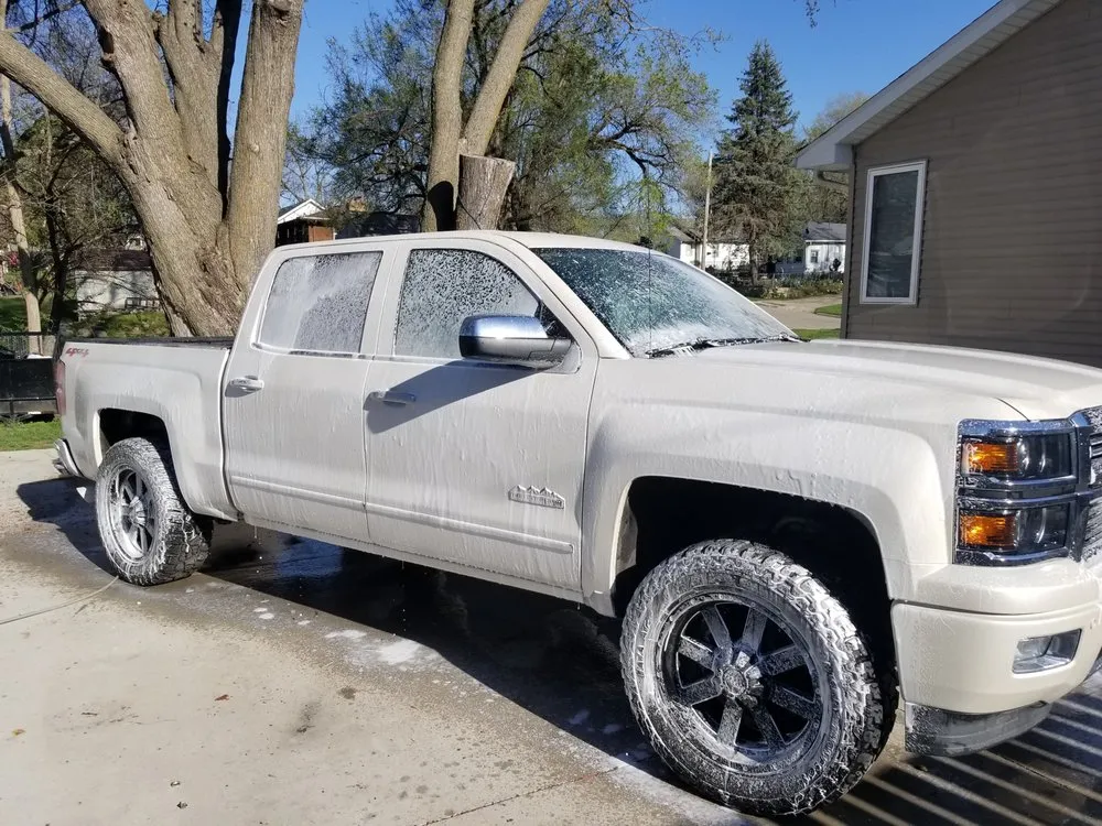 Top-rated garden landscaping experts serving Urbandale, IA - Antonios mobile detailing