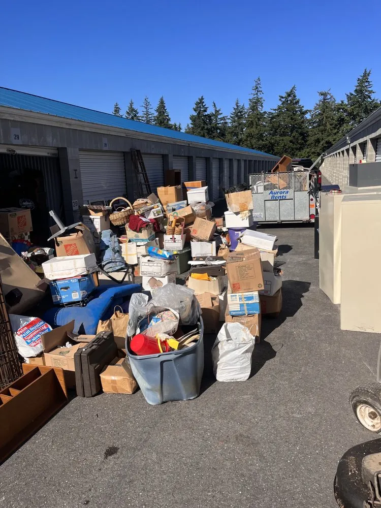 Reliable yard cleanup service in Seattle, WA - Anytime Hauling & Labour Services