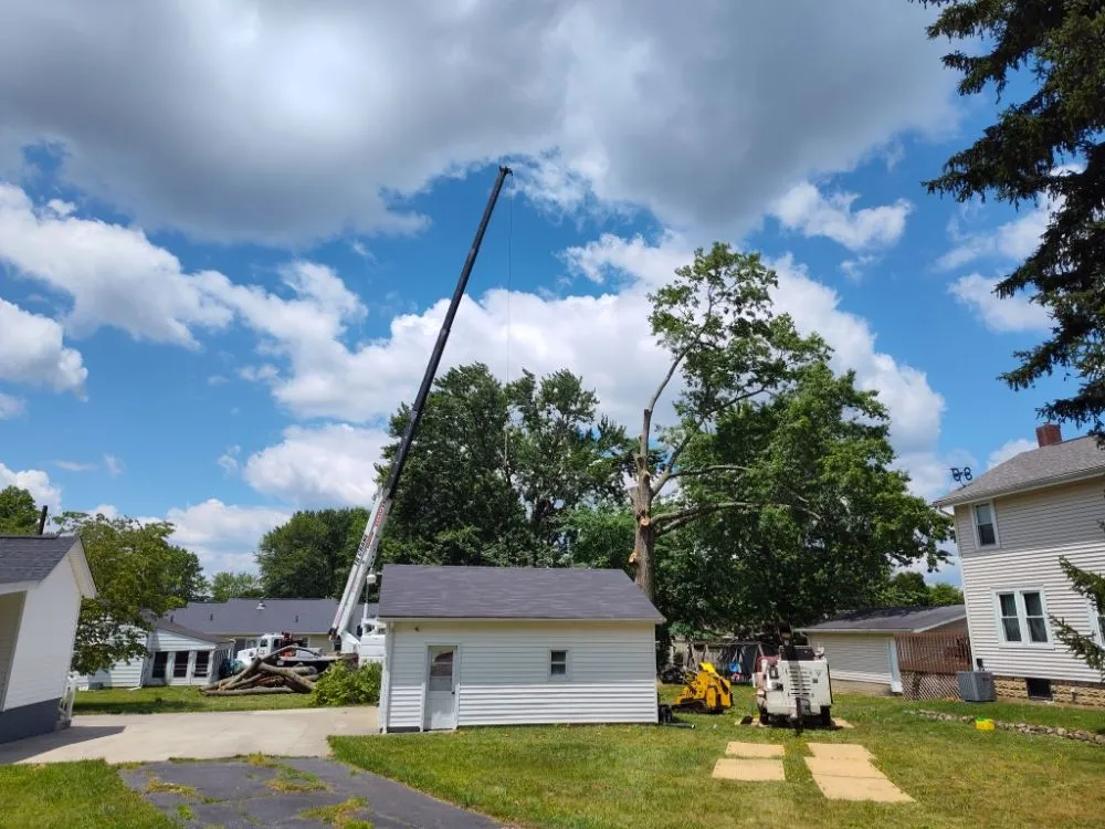 Top-rated lawn mowing service in Ravenna, OH - Apex -Solutionz