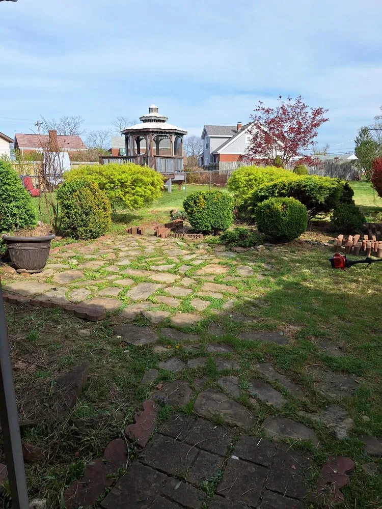 Professional garden landscaping experts serving Ambridge, PA - Apex Lawncare Service