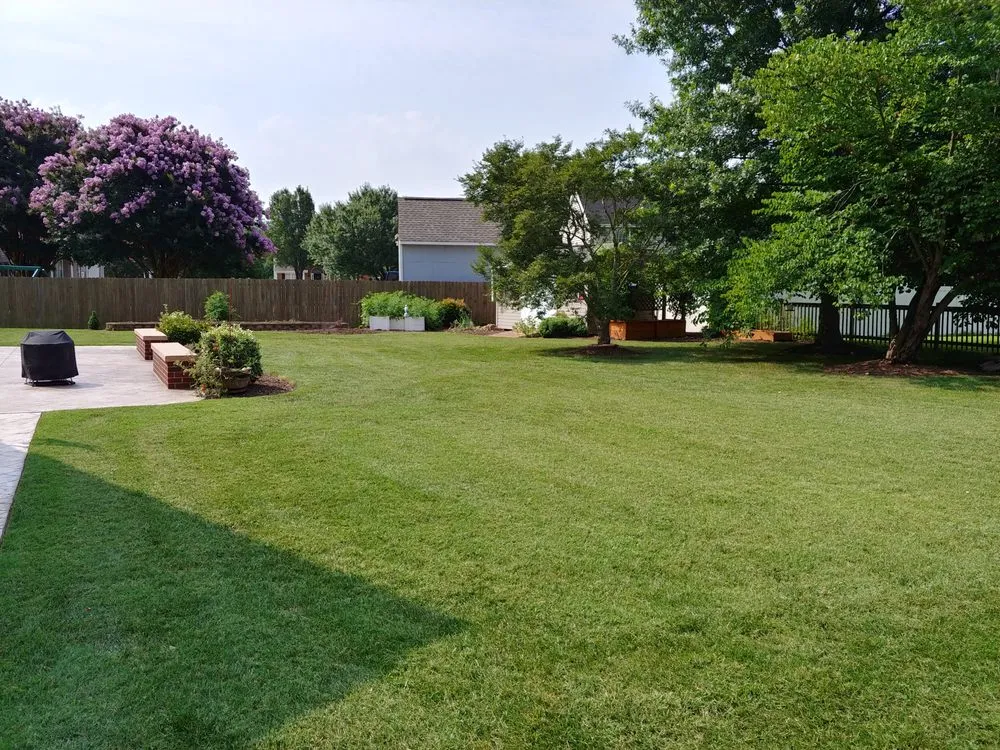 Local lawn care service experts serving Smithfield, VA - Apple Lawn Care