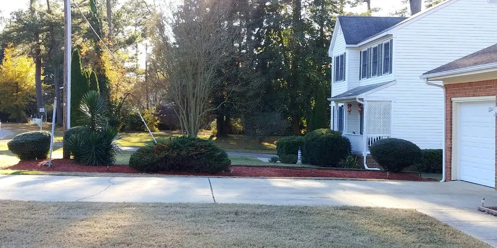 Reliable landscape design for homes in Smithfield, VA by Apple Lawn Care