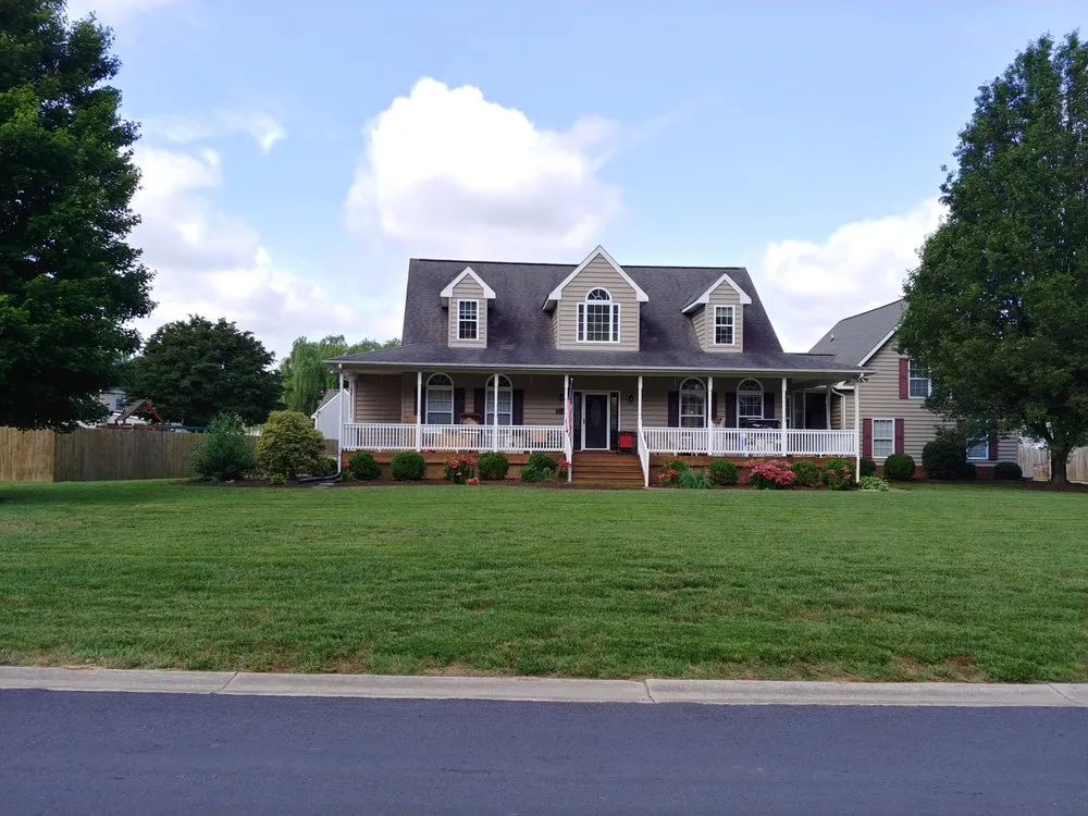 Reliable yard cleanup service experts serving Smithfield, VA - Apple Lawn Care