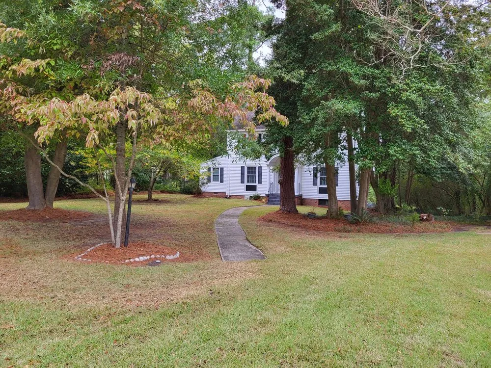 Affordable residential landscaping experts serving Smithfield, VA - Apple Lawn Care