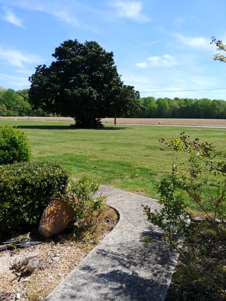 Affordable lawn mowing service in Smithfield, VA - Apple Lawn Care