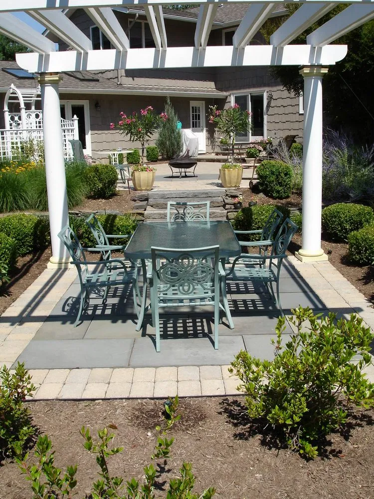 Custom outdoor landscaping experts serving Lebanon, NJ - Apple Tree Landscapes