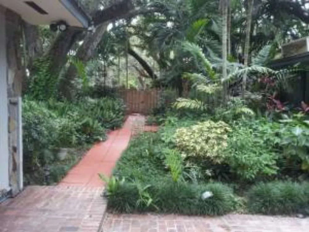 Top-rated lawn mowing service experts serving Fort Lauderdale, FL - Apple Tree Lawns