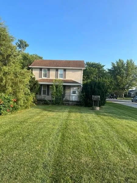 Custom outdoor landscaping in Bowling Green, OH by Apthorpes Lawn Care