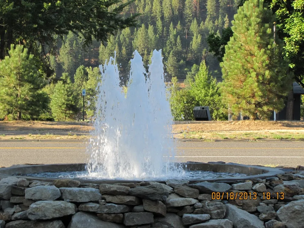 Affordable lawn mowing service for year-round maintenance across Phoenix, AZ - Aquatec Fountains