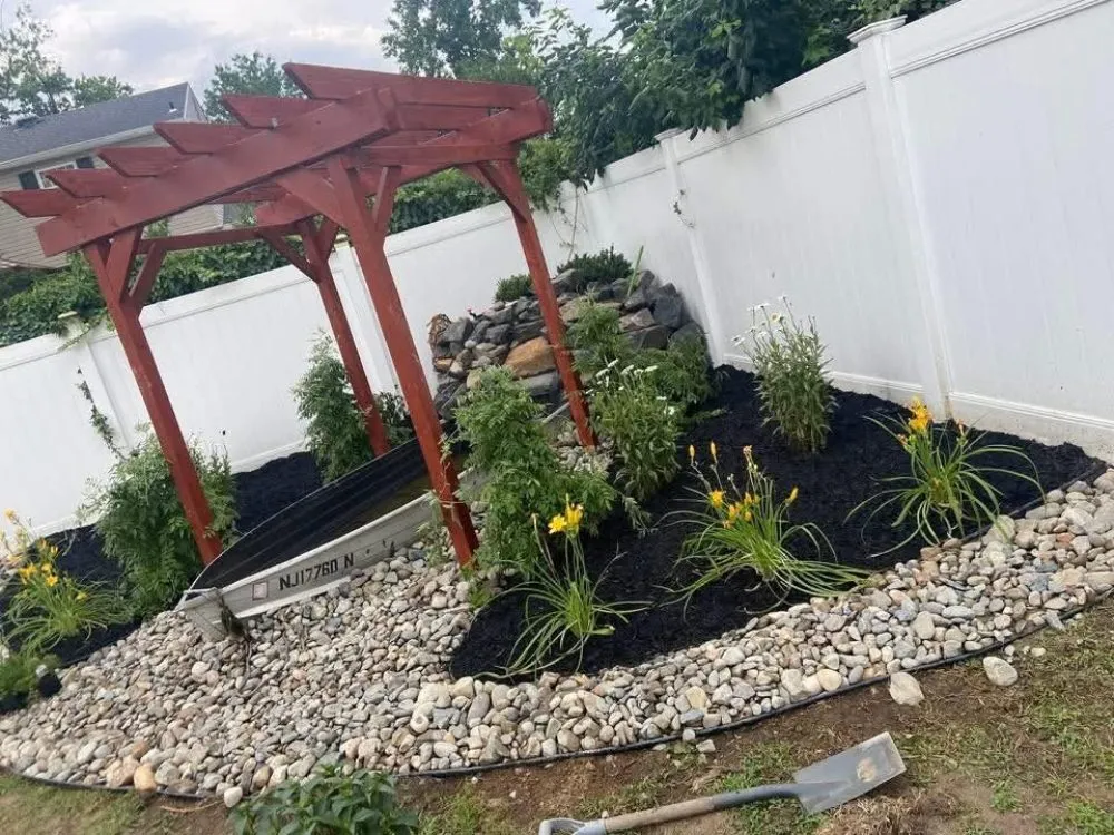 Top-rated yard maintenance in Lindenhurst, IL by Aquavato Pondscapes