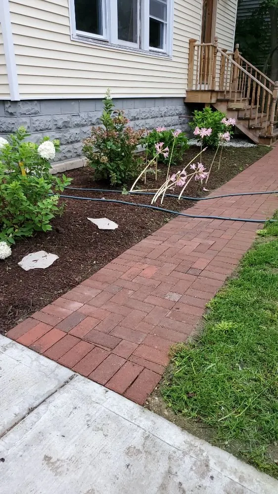 Custom residential landscaping in Joliet, IL by A&R morenos landscaping