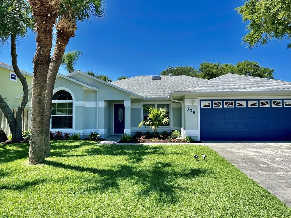 Expert lawn care service experts serving Cocoa, FL - Arbor Master Tree & Landscape