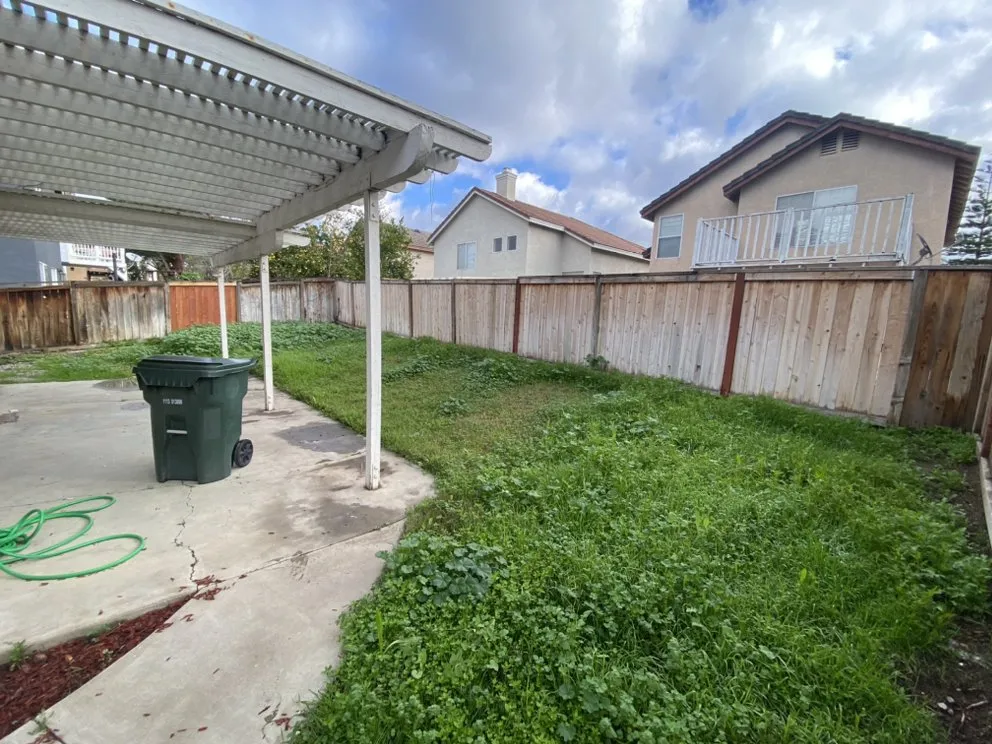 Trusted yard cleanup service experts serving Fontana, CA - Arenas Landscape