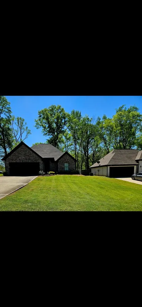 Top-rated yard cleanup service for beautiful yards in Saltillo, MS by Arendale's Lawn Care