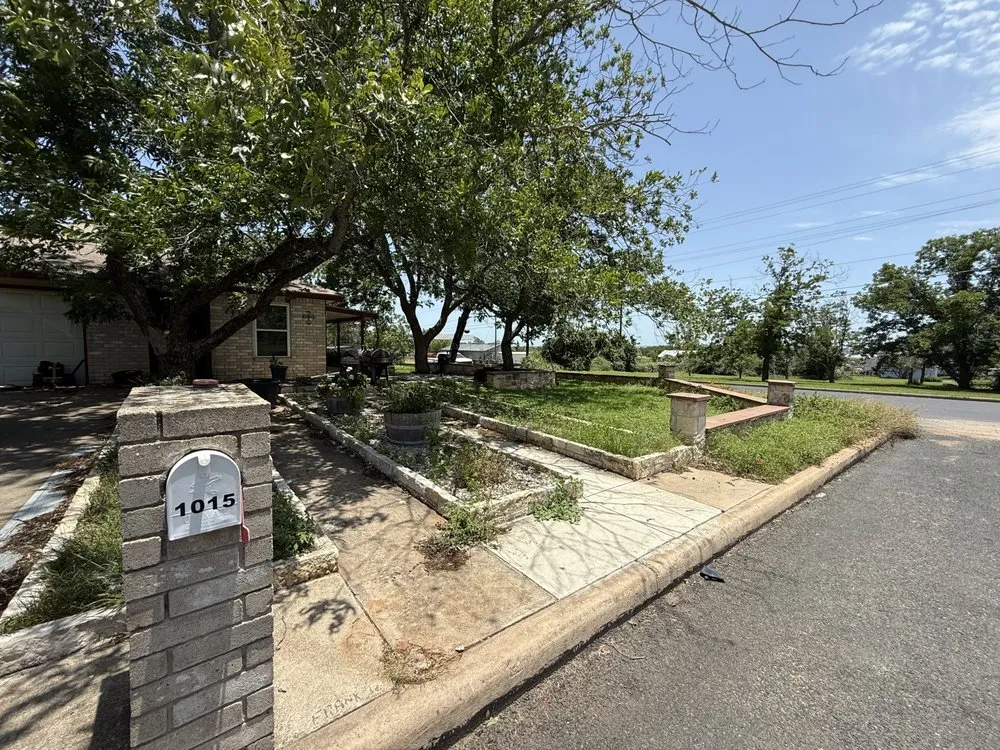 Top-rated residential landscaping in Comfort, TX by Armando Lawn Tree Trimming Window Handy Man Services