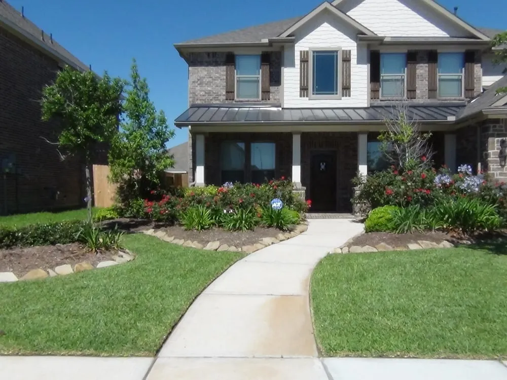 Top-rated landscape design for year-round maintenance in Friendswood, TX by Arning Lawns