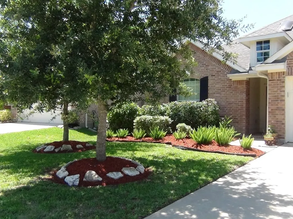 Expert garden landscaping with custom design in Friendswood, TX by Arning Lawns