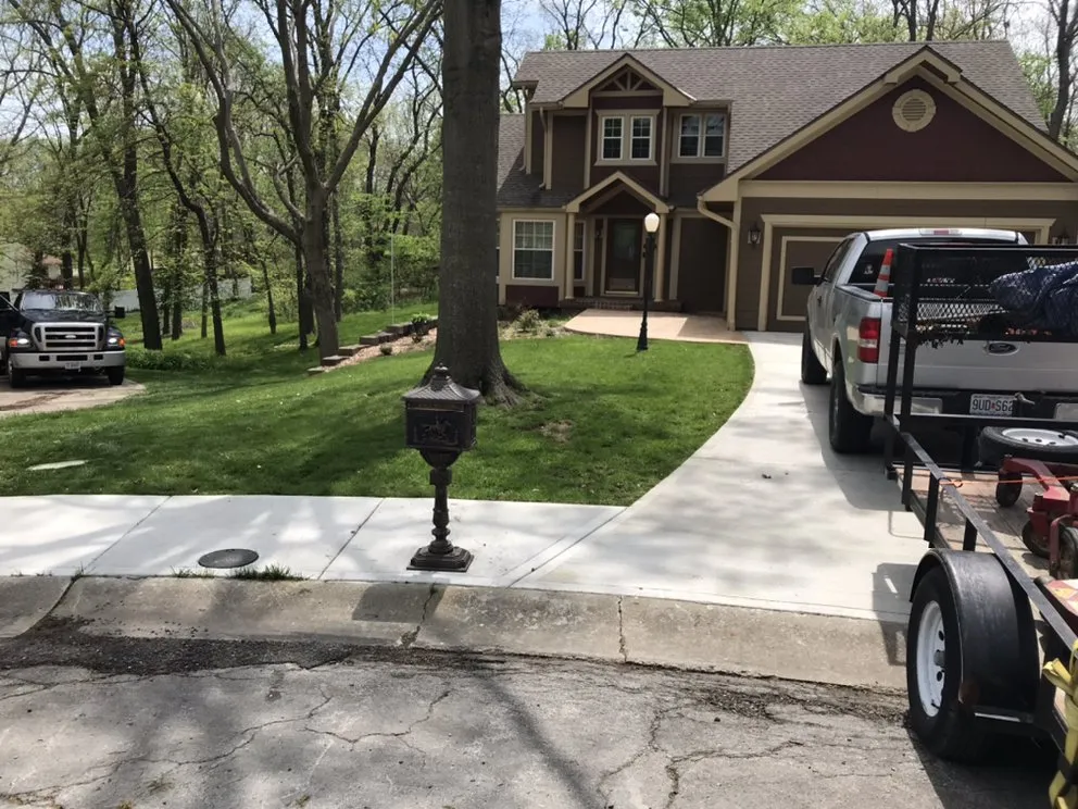 Top-rated garden landscaping in Sugar Creek, MO by Aron & Sons Lawn Care