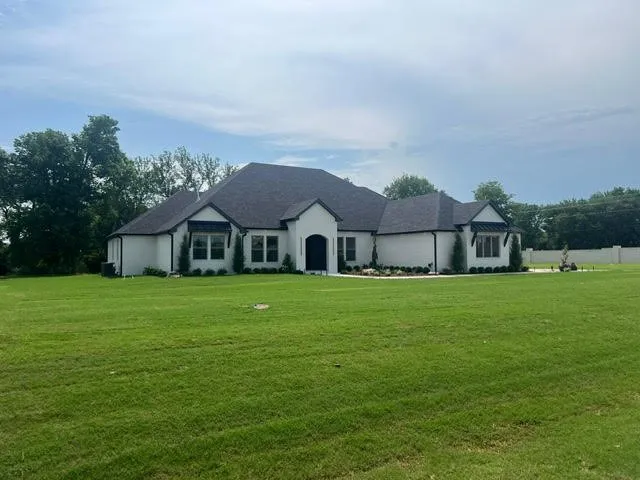 Custom landscaping services for homes in Broken Arrow, OK by Arrow Pines Projects