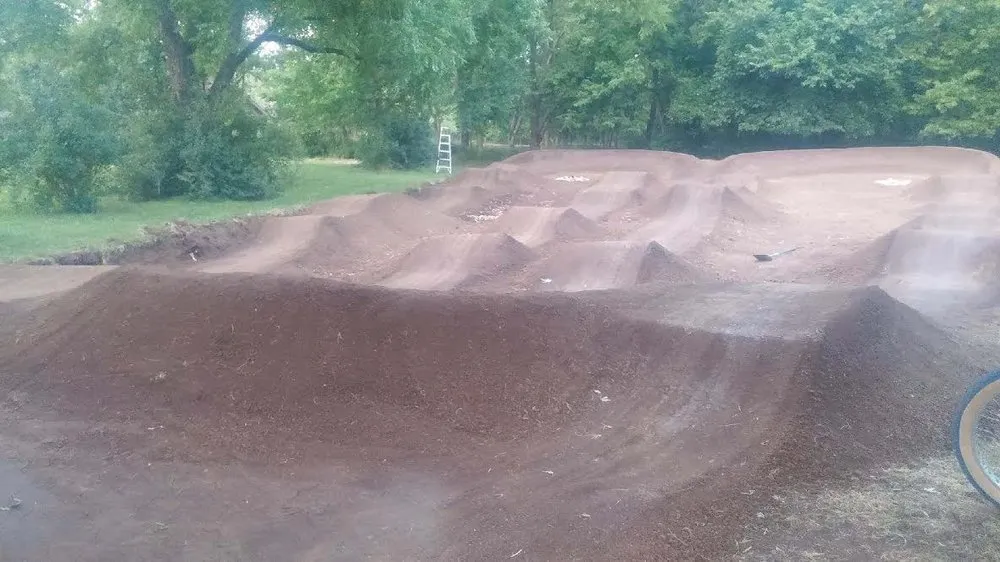 Custom garden landscaping in Overland Park, KS by Art Kesterson Topsoil