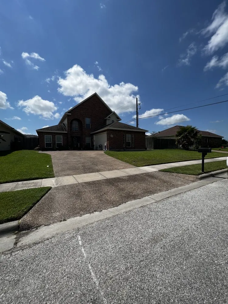 Top-rated yard cleanup service in Corpus Christi, TX - Art’s Lawn Care