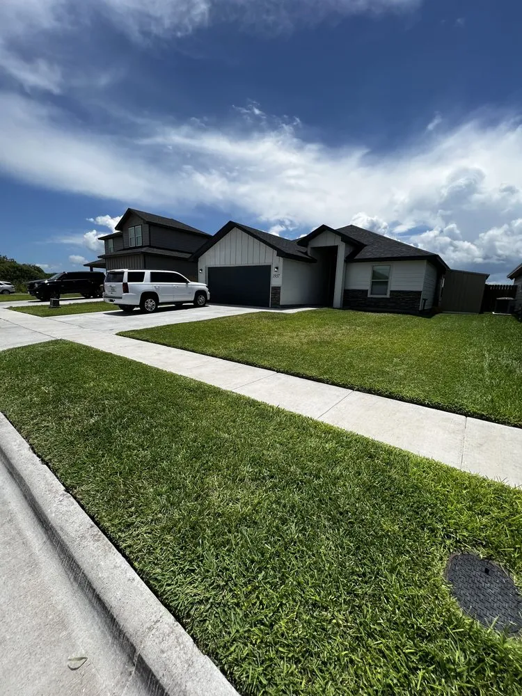 Affordable yard cleanup service for outdoor upgrades across Corpus Christi, TX - Art’s Lawn Care