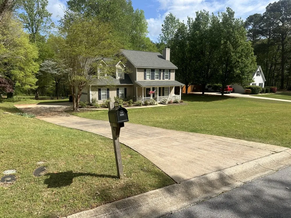 Affordable lawn mowing service experts serving Senoia, GA - Arze Outdoors