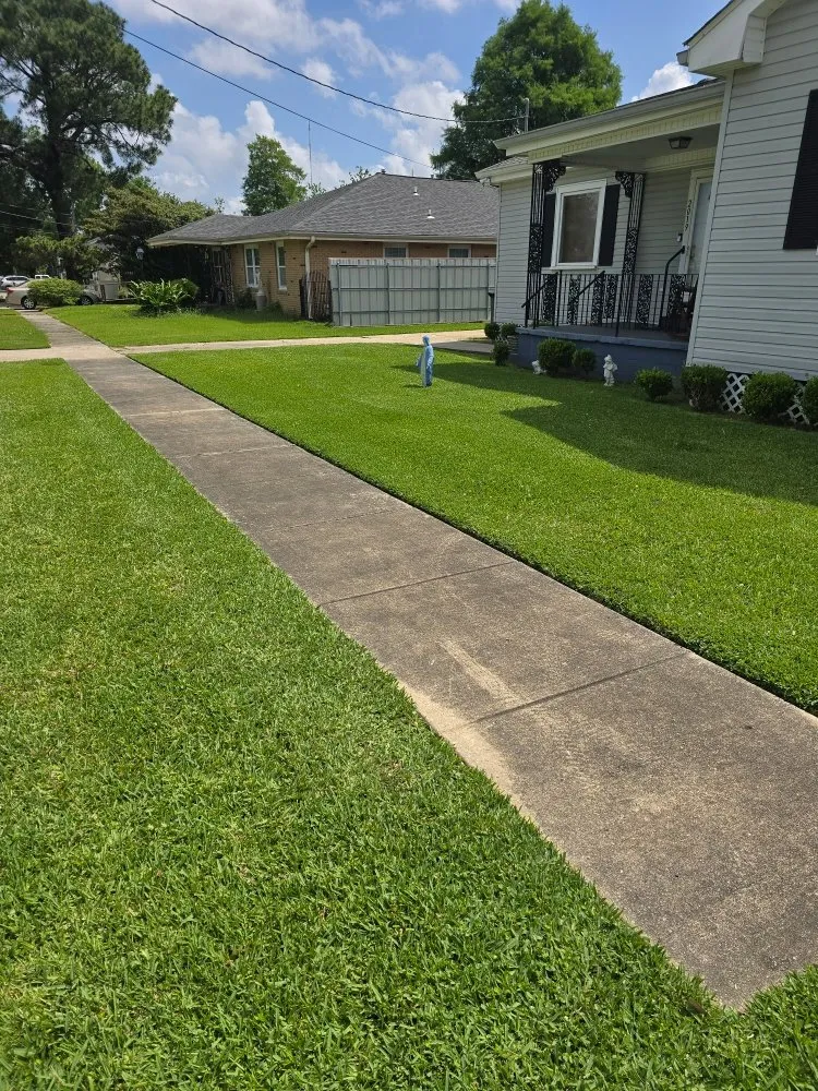 Local lawn care service in Meraux, LA by Asevedo's pressure washing & lawn care