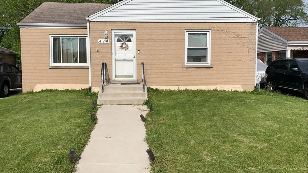 Custom residential landscaping in North Aurora, IL - ASR Creative Flower Bed Specialist