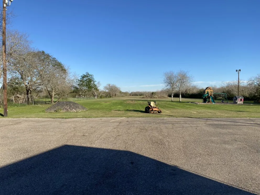 Local lawn mowing service experts serving CORP CHRISTI, TX - Associated Services
