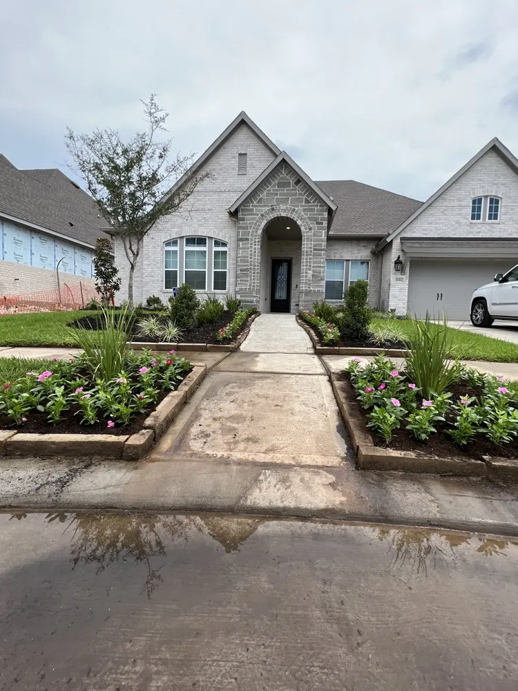 Custom lawn mowing service for residential properties across Houston, TX - Astro lawn scape services