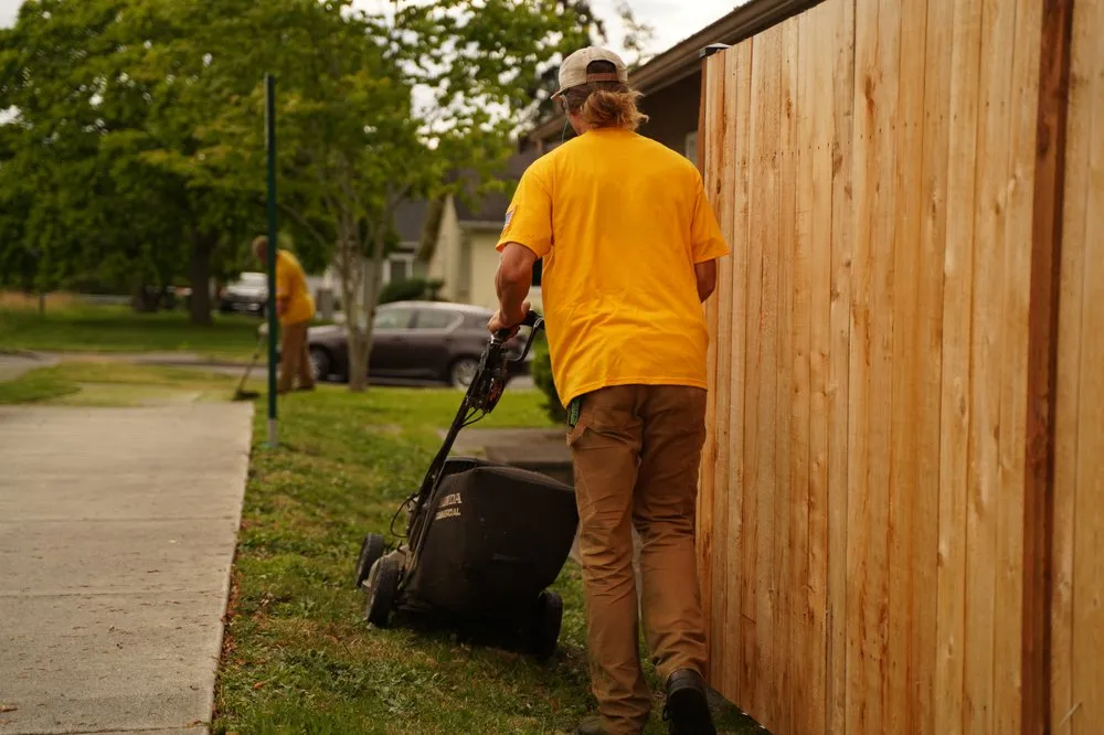 Top-rated yard maintenance in Pensacola, FL by Augusta Lawn Care Service