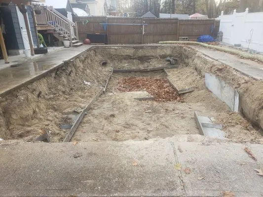 Avedisian East Earth Supplies Logo