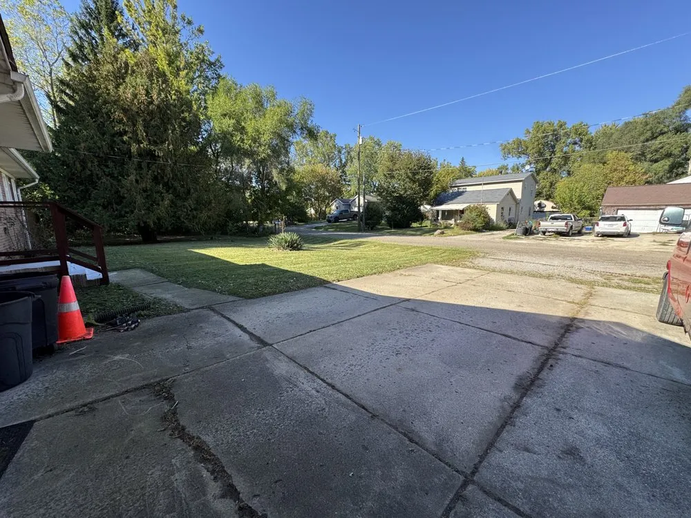 Local yard maintenance in Flint, MI by Az Landscaping