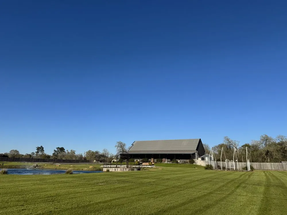 Custom lawn mowing service in Houston, TX - Aztec Scapes