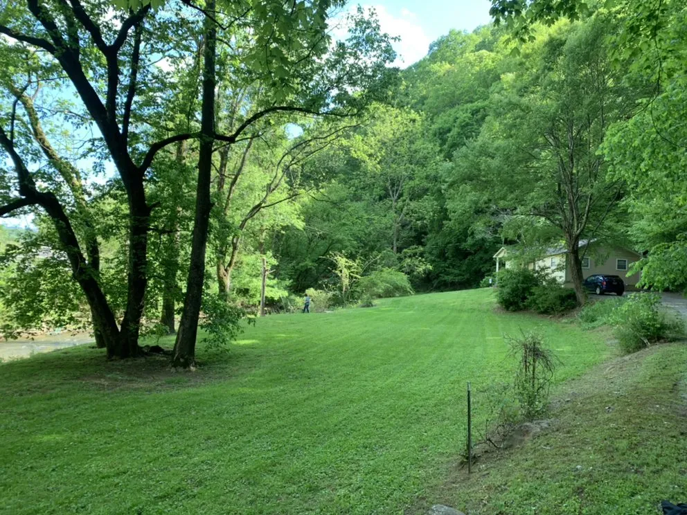 Custom lawn care service in Sevierville, TN by B & B Cut Rite Lawn Service