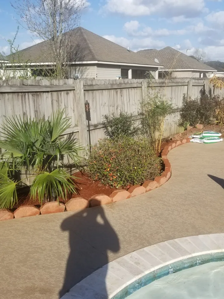 Affordable landscaping services for beautiful yards in Gonzales, LA by B & M Lawn & Landscaping
