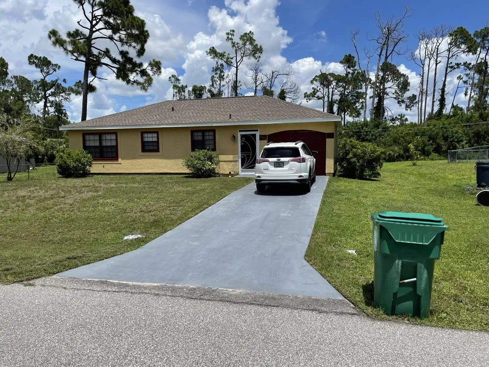 Professional garden landscaping in Murdock, FL by Babins Lawn Service