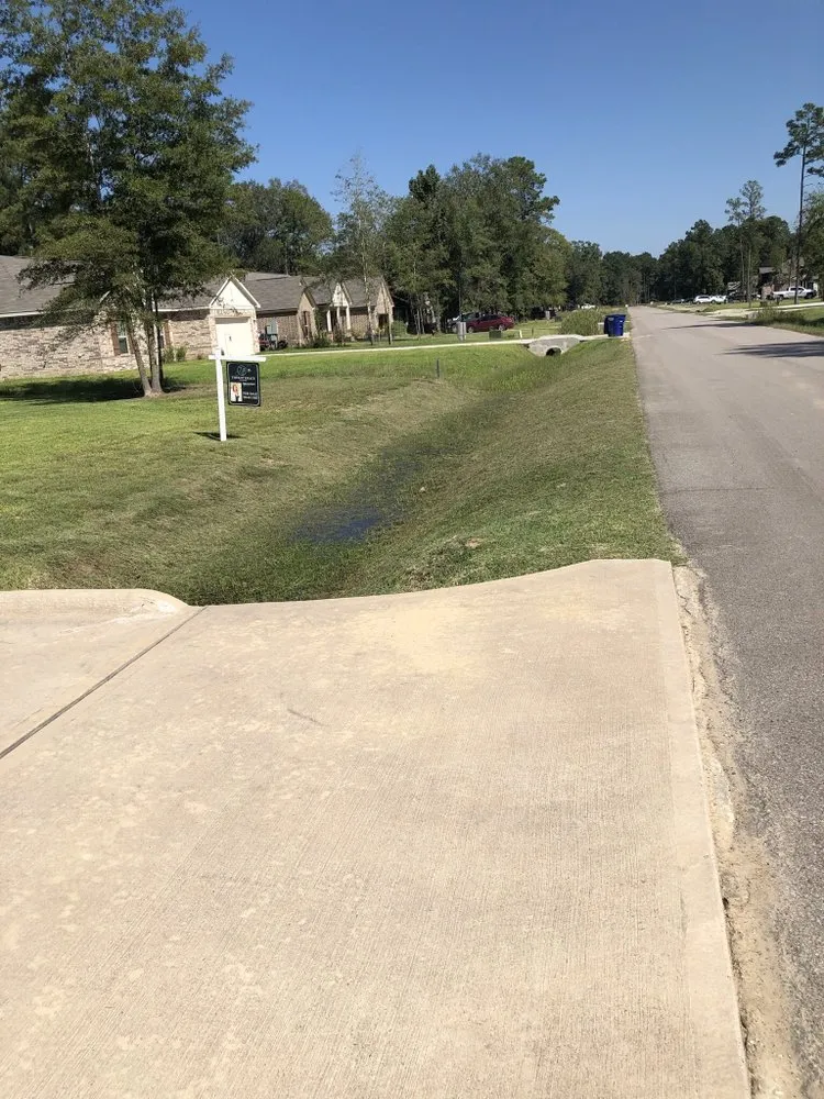Professional yard maintenance in Dayton, TX by Bahena Lawn Care