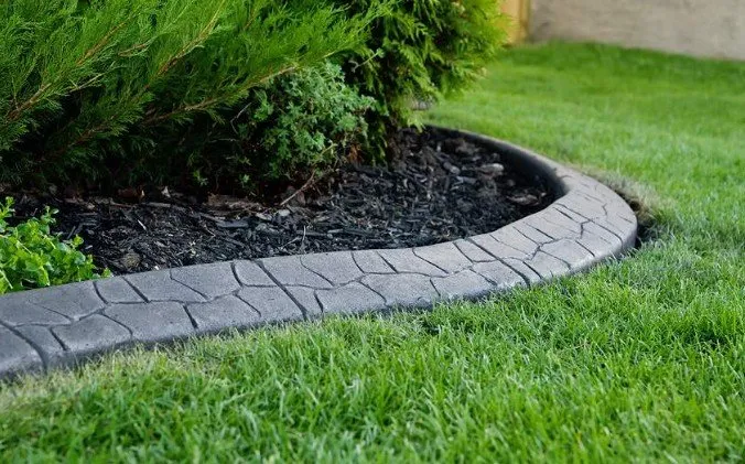 Reliable yard maintenance for residential properties in Myrtle Beach, SC by Bakerss Services