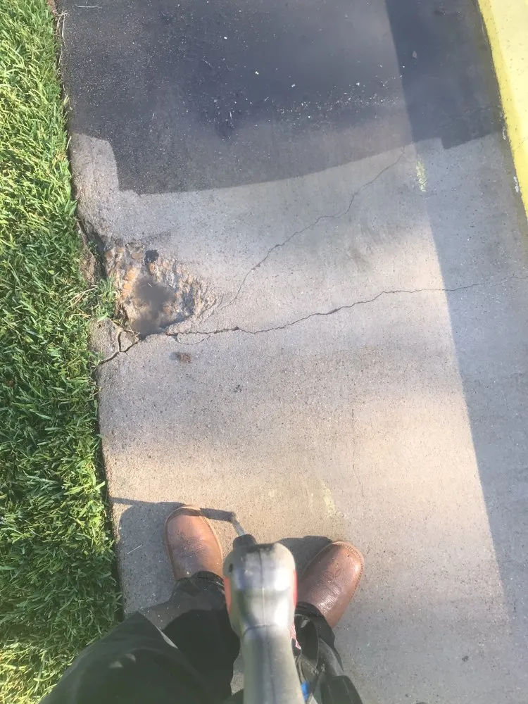 Expert lawn mowing service in Houston, TX - Baldwin Lawn Industry